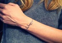 Krásne tetovacie nápisy v latinčine s prekladom pre dievčatá (50 fotografií) - Originálne nápady Tetovacie krátke nápisy pre dievčatá