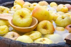 Recepty na výrobu namočených jabĺk na zimu doma v pohároch